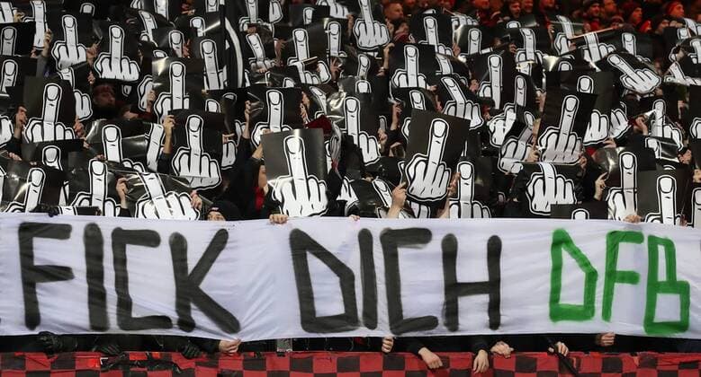 Bilder des Jahres 2020, Sport 03 März Sport Bilder des Tages 06.03.2020 - Fussball - Saison 2019 2020 - 2. Fussball - Bundesliga - 25. Spieltag: 1. FC Nürnberg Nuernberg FCN ( Club ) - Hannover 96 H96 - DaMa - DFL regulations prohibit any use of photographs as image sequences and or quasi-video - Spruchband Transparent der Clubfan Clubfans FCN-Fans Fans gg den DFB - Fick dich DFB! *** 06 03 2020 Football Season 2019 2020 2 Football Bundesliga 25 Matchday 1 FC Nürnberg Nuernberg FCN Club Hannover 96 H96 DaMa DFL regulations prohibit any use of photographs as image sequences and or quasi video banner banner of the club fan club fans FCN fans fans gg the DFB Fuck you DFB
