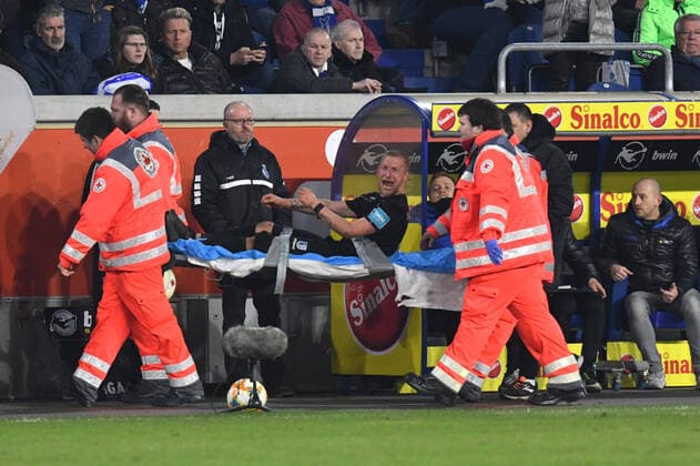 Bilder des Jahres 2020, Sport 03 März Sport Bilder des Tages Dominik Ernst ( 1 FC Magdeburg ) meckert bei seiner verletzungsbedingten Auswechslung von der Trage aus Richtung MSV Spieler. 06.03.2020, Fussball, 3. Liga, MSV Duisburg vs 1 FC Magdeburg DFL DFB REGULATIONS PROHIBIT ANY USE OF PHOTOGRAPHS AS IMAGE SEQUENCES AND OR QUASI-VIDEO 06.03.2020, Fussball, 3. Liga, MSV Duisburg vs 1 FC Magdeburg Duisburg *** Dominik Ernst 1 FC Magdeburg grumbles at his injury-related substitution from the stretcher from the direction of MSV Player 06 03 2020, Football, 3 League, MSV Duisburg vs 1 FC Magdeburg DFL DFB REGULATIONS PROHIBIT ANY USE OF PHOTOGRAPHS AS IMAGE SEQUENCES AND OR QUASI VIDEO 06 03 2020, Football, 3 League, MSV Duisburg vs 1 FC Magdeburg Duisburg Copyright: xThomasxThienelx Eibner-Pressefotox EP_ttl
