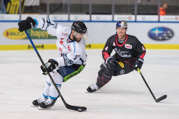 Ice Hockey, DEL, EHC Red Bull Munich Straubing Tigers Felix SCHÜTZ Straubing Tigers, 5 and Blake PARLETT EHC Red Bull Munich, 4 Munich Olympic Ice Stadium Munich Bavaria Germany Copyright: Passion2Press MarkusxFischerx