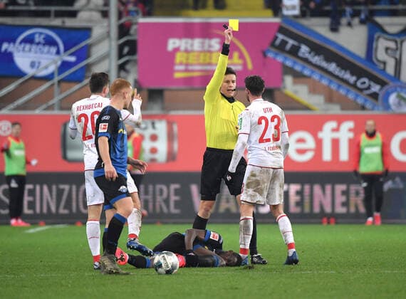 06 03 2020, Football GER, Season 2019 2020, 1 Bundesliga, 25 Matchday, SC Paderborn 1 FC Koeln 1 2, Referee Daniel Siebert shows Mark Uth 1 FC Koeln the yellow card Paderborn North Rhine-Westphalia Germany Team2
