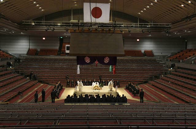 Coronavirus, Sumo, Frühlingsturnier in Osaka vor leeren Rängen Sumo: Pre-tournament ceremony A ceremony is held in the absence of sumo wrestlers at Edion Arena Osaka on March 7, 2020, to pray for their safety during the Spring Grand Sumo Tournament beginning the following day, amid the spread of the new coronavirus. 