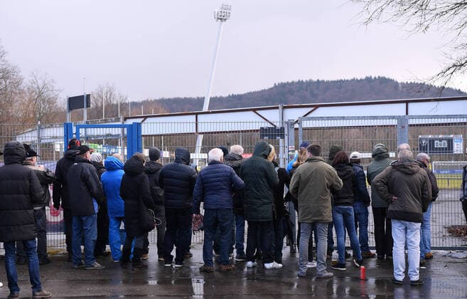 Football Oberliga Baden Wuerttemberg 2019 2020 07 03 2020 SSV Reutlingen 1 FC Rielasingen Arlen Match with spectator barrier Fence guests, SSV Reutlingen fans try to watch the match through the fence