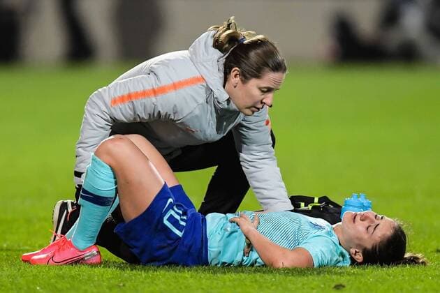 Danielle van de Donk of Netherlands women left the match injured during the women s International Friendly, Länderspiel, Nationalmannschaft Tournoi de France match between Canada and The Netherlands at Stade de l Epopeeon March 07, 2020 in Calais, France International Friendly 2019 2020 xVIxANPxSportx xGerritxvanxKeulenxIVx 407875099