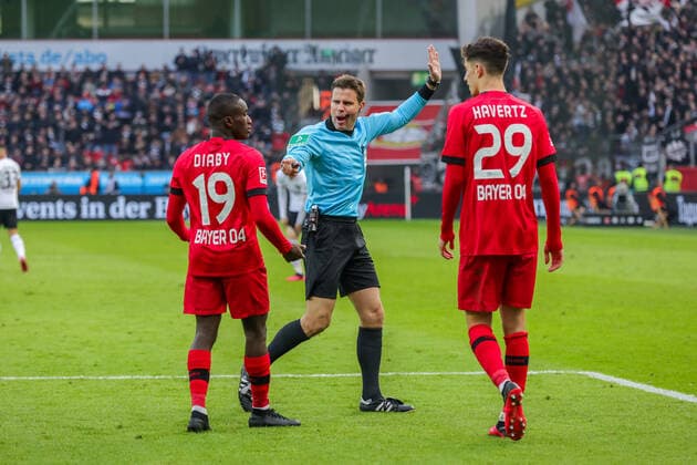 07 03 2020, Football, Season 2019 2020, Bundesliga, 25 Matchday Bayer 04 Leverkusen Eintracht Frankfurt v l Moussa Diaby Bayer 04 Leverkusen , Felix Brych Referee , Kai Havertz Bayer 04 Leverkusen DFL REGULATIONS PROHIBIT ANY USE OF PHOTOGRAPHS AS IMAGE SEQUENCES AND OR QUASI VIDEO Leverkusen BayArena NRW Germany xRHR FOTO DEx