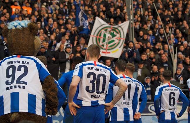 Football DFL 1 Bundesliga Berlin 07 03 2020 25 Matchday Olympiastadion Berlin Hertha BSC g SV Werder BREMEN 2 2 HERTHA PLAYERS are rebuked by the Hertha Ultras for their fighting spirit and called upon to perform better, especially in the next home game against Union Berlin DFB Symbol Signet in the crosshairs