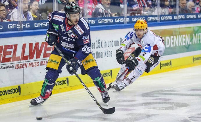 08 03 20, Berlin, Ice Hockey, DEL, 52 Matchday, Eisbaeren Berlin against Fischtown Pinguins Bremerhaven Berlins Florian Kettemer l fights against Mark Zengerle of Pinguins Bremerhaven for the Puck Eisbaeren Berlin Pinguins Bremerhaven
