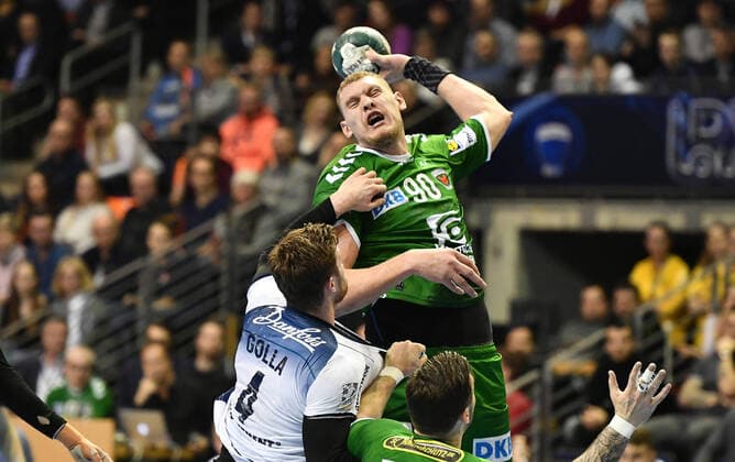 Bilder des Jahres 2020, Sport 03 März Sport Bilder des Tages Dainis Kristopans (Füchse), beim Wurf, vorne Johannes Golla (Flensburg), Johan Koch (Füchse), Füchse Berlin - SG Flensburg-Handewitt 1. Bundesliga, DKB-Handballbundesliga, 2019 2020 Herren, Männer, Maenner, Handball, Deutschland, Germany, Max-Schmeling-Halle Berlin, 8.3.2020 *** Dainis Kristopans Füchse , at the throw, in front Johannes Golla Flensburg , Johan Koch Füchse , Füchse Berlin SG Flensburg Handewitt 1 Bundesliga, DKB Handballbundesliga, 2019 2020 Men, Men, Men, Handball, Germany, Germany, Max Schmeling Halle Berlin, 8 3 2020