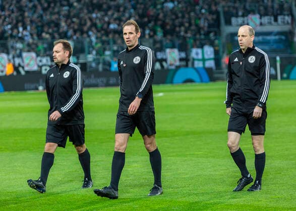 Refereeing team, v l n r Assistant Frederick Assmuth, Referee Sascha Stegemann, Assistant Mike Pickel, Football, Bundesliga, 2019 2020, Stadion Borussia Park, Borussia Moenchengladbach vs BVB Borussia Dortmund 1 2 Sport, Football, Bundesliga, 2019 2020, Borussia Moenchengladbach vs. BVB Borussia Dortmund 1 2, Stadion Borussia Park, Referee team, v l n r Assistant Frederick Assmuth, Referee Sascha Stegemann, Assistant Mike Pickel, DFL REGULATIONS PROHIBIT ANY USE OF PHOTOGRAPHS AS IMAGE SEQUENCES AND OR QUASI VIDEO, sports, football, Bundesliga, 2019 2020, Borussia Moenchengladbach vs BVB Borussia Dortmund 1 2, Stadium Borussia Park, match officials, f l t r assistant Frederick Assmuth, referee Sascha Stegemann, assistant Mike Pickel, DFL REGULATIONS PROHIBIT ANY USE OF PHOTOGRAPHS AS IMAGE SEQUENCES AND OR QUASI VIDEO
