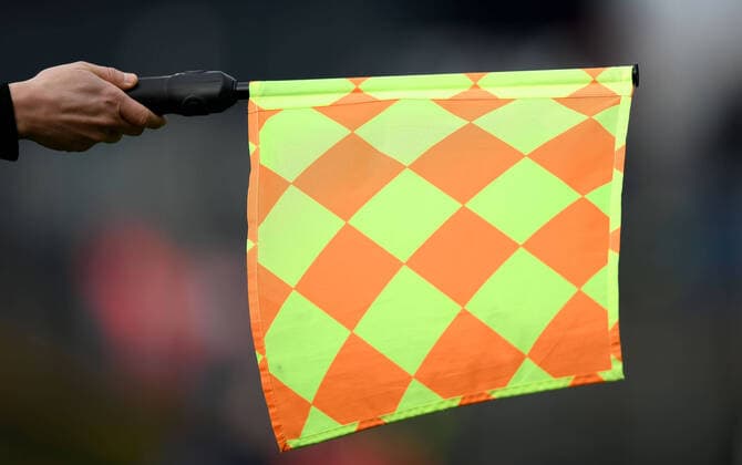 07 03 2020, xfux, Fussball 2 Bundesliga, SV Darmstadt 98 VfL Bochum, emonline, emspor, v l linesman shows the flag Offside on Symbol Feature Symbol image Referee DFL DFB REGULATIONS PROHIBIT ANY USE OF PHOTOGRAPHS as IMAGE SEQUENCES and or QUAI VIDEO Darmstadt