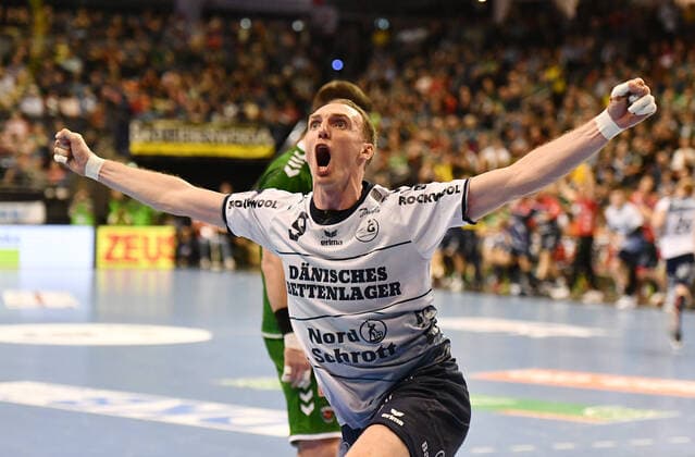 Holger Glandorf cheers after a goal, behind him the disappointed Mijajlo Marsenic Füchse , Füchse Berlin SG Flensburg Handewitt 1 Bundesliga, DKB Handballbundesliga, 2019 2020 Men, Men, Men, Handball, Germany, Germany, Max Schmeling Halle Berlin, 8 3 2020