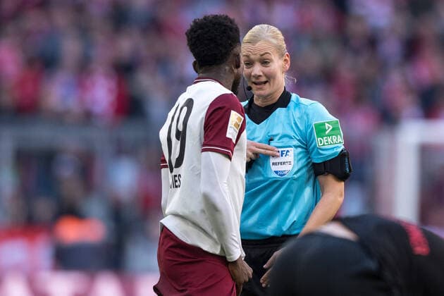Football, Bundesliga, FC Bayern Munich FC Augsburg In the picture Alphonso DAVIES FC Bayern Munich, 19 and referee Bibiana STEINHAUS Munich Allianz Arena Bayern Deutschland Copyright: Passion2Press MarkusxFischerx