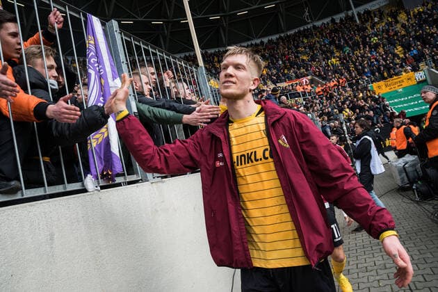 Dresdens Simon Makienok after final whistle at the fans SG Dynamo Dresden FC Erzgebirge Aue Football 2 League Season 2019 2020 25 Matchday Rudolf Harbig Stadium Dresden 08 March March 2020