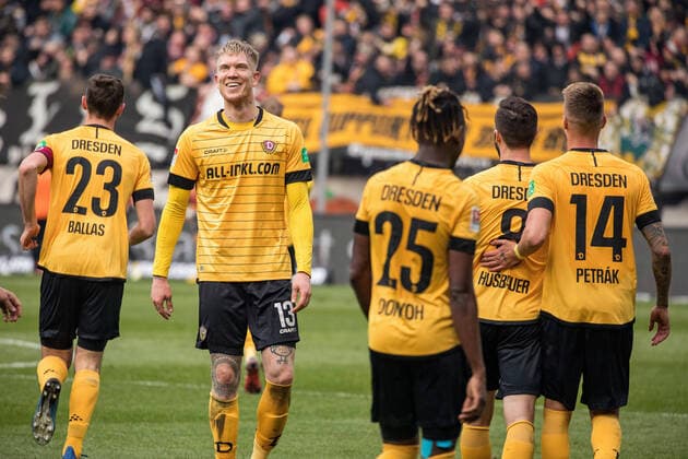 Simon Makienok 13 celebrates the second meeting for the 2 1 final score of Patrick Schmidt 08 03 2020, Football, GER, 2 Bundesliga, 2 BL, Season 2019 20, 25 Matchday, SG Dynamo Dresden FC Erzgebirge Aue 2 1 1 , Rudolf Harbig Stadium, SG Dynamo Dresden vs FC Erzgebirge Aue