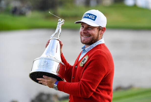 Bilder des Jahres 2020, Sport 03 März Sport Bilder des Tages March 8, 2020 - Orlando, FL, U.S: Tyrrell Hatton of England poses with the trophy after winning the Arnold Palmer Invitational presented by Mastercard held at Arnold Palmer s Bay Hill Club & Lodge in Orlando, Fl. Romeo T Guzman CSM. Orlando USA - ZUMAcg2_ 20200308_zaf_cg2_103 Copyright: xRomeoxGuzmanx