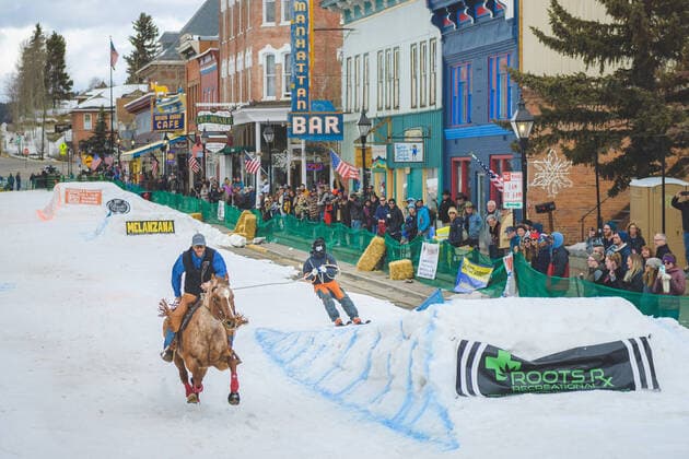 Bilder des Jahres 2020, Sport 03 März Sport Bilder des Tages March 8, 2020, Leadville, Colorado, USA: Unidentified competitors participate in the 72nd Annual Leadville Skijoring event in Leadville, Colorado, March. 8, 2020. The which is popular in several western communities, involves horses pulling people on skis in races and slalom-style courses at fast speeds. Leadville USA - ZUMAp213 20200308_znp_p213_017 Copyright: xLynnxPenningtonx