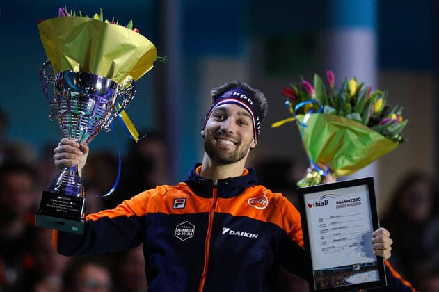 Bilder des Jahres 2020, Sport 03 März Sport Bilder des Tages (200309) -- HEERENVEEN, March 9, 2020 -- Kjeld Nuis of the Netherlands celebrates at the victory ceremony after the Men s 1,500m Division A race of the ISU World Cup Speed skating, Eisschnelllauf Final at the Thialf in Heerenveen, the Netherlands, March 8, 2020. ) (SP)NETHERLANDS-HEERENVEEN-ISU WORLD CUP-SPEED SKATING-FINAL ZhengxHuansong 