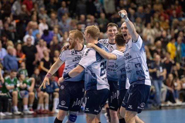 Handball Berlin 08 03 2020 DHB 1 Bundesliga Season 2019 2020 Füchse Berlin SG Flensburg Handewitt Cheers Flensburg after the victory Holger Glandorf Flensburg, No 09 re Anders Zachariassen Flensburg, No 22 Jim Gottfridsson Flensburg, No 24 a