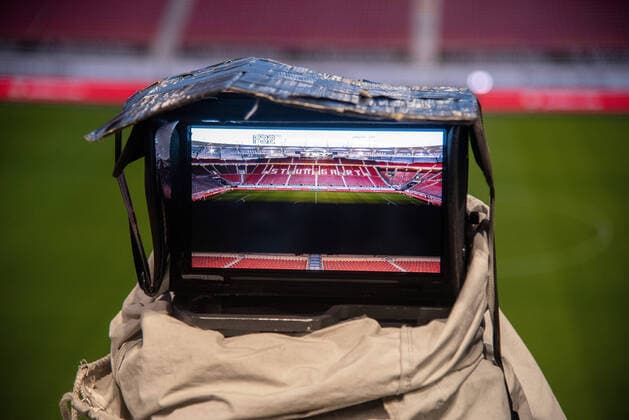 Fußball, Stadiongeschichte VfB Stuttgart Bilder des Jahres 2020, Sport 03 März Sport Themen der Woche KW11 Sport Bilder des Tages Blick durch den Sucher einer Fernsehkamera in die leere Mercedes-Benz Arena. Heute war die Mercedes-Benz Arena nur 2 Stunden vor Spielbeginn leer, dass kann sich aber dank dem Corona Virus vielleicht bald ändern. Deutschland, Stuttgart, 09.03.2020, FuBa, 2.BuLi: VfB Stuttgart vs DSC Arminia Bielefeld, Mercedes-Benz Arena DFL DFB REGULATIONS PROHIBIT ANY USE OF PHOTOGRAPHS AS IMAGE SEQUENCES AND OR QUASI-VIDEO. *** View through the viewfinder of a TV camera into the empty Mercedes Benz Arena Today the Mercedes Benz Arena was empty only 2 hours before the start of the game, but that may change soon thanks to the Corona virus Germany, Stuttgart, 09 03 2020, FuBa, 2 BuLi VfB Stuttgart vs. DSC Arminia Bielefeld, Mercedes Benz Arena DFL DFB REGULATIONS PROHIBIT ANY USE OF PHOTOGRAPHS AS IMAGE SEQUENCES AND OR QUASI VIDEO