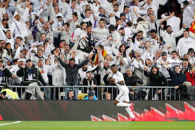 Vinicius Junior Real, MARCH 1, 2020 - Football Soccer : Vinicius and fans celebraete his goal during Spanish La Liga Santander match between Real Madrid CF 2-0 FC Barcelona, Barca at the Santiago Bernabeu Stadium in Madrid, Spain.  123793149 imagoxistxzurxVergabexeinerxeinfachenxNutzungslizenzxzumxZeitpunktxderxBereitstellungxbere (97556927st)