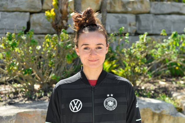 The German national player Lina Magull Germany at the photo shoot in the garden of the Hotel Conrad Algarve Almancil, Portugal, 06 03 2020, 06 03 2020, Almancil, Football, Algarve Cup, photo shoot DFB Women, DFB DFL REGULATIONS PROHIBIT ANY USE OF PHOTOGRAPHS AS IMAGE SEQUENCES AND OR QUASI VIDEO xklx