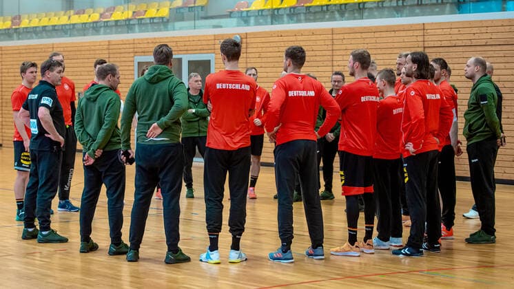 Bundestrainer Alfred Gislason macht eine Ansprache zu Beginn des Trainings DHB - Lehrgang zur Vorbereitung des Länderspiels gegen de Niederlande in der Ballhaus Arena Aschaffenburg Copyright: xVIADATAx xHolgerxJohnx Aschersleben Sachsen-Anhalt Deutschland *** National coach Alfred Gislason makes a speech at the beginning of the training DHB course to prepare for the international match against the Netherlands in the Ballhaus Arena Aschaffenburg Copyright xVIADATAx xHolgerxJohnx Aschersleben Sachsen Anhalt Germany
