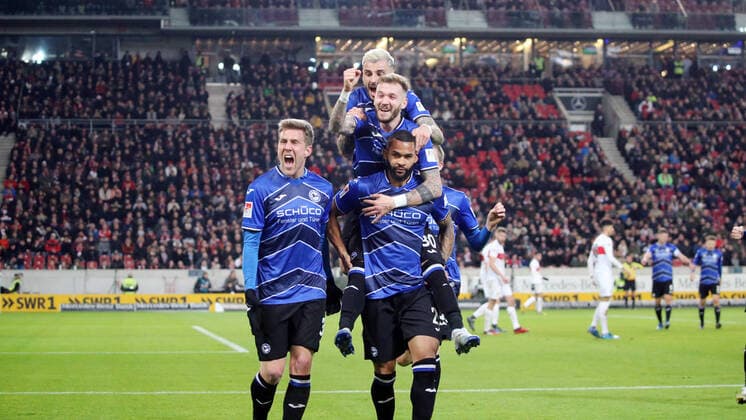 Bilder des Jahres 2020, Sport 03 März Sport Themen der Woche KW11 Sport Bilder des Tages VfB Stuttgart - DSC Arminia Bielefeld Deutschland, Stuttgart, 09.03.2020, Fussball, 2. Bundesliga, Saison 2019 2020, VfB Stuttgart - DSC Arminia Bielefeld: Cebio Sekou (DSC Arminia Bielefeld); Jubel Tor 1:1 Sekou, DFL DFB REGULATIONS PROHIBIT ANY USE OF PHOTOGRAPHS AS IMAGE SEQUENCES AND OR QUASI-VIDEO. *** VfB Stuttgart DSC Arminia Bielefeld Germany, Stuttgart, 09 03 2020, Football, 2 Bundesliga, Season 2019 2020, VfB Stuttgart DSC Arminia Bielefeld Cebio Sekou DSC Arminia Bielefeld Jubel Tor 1 1 Sekou, DFL DFB REGULATIONS PROHIBIT ANY USE OF PHOTOGRAPHS AS IMAGE SEQUENCES AND OR QUASI VIDEO