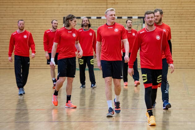 Erstes Training der DHB Nationalmannschaft mit neuem Bundestrainer Alfred Gislason. Die Mannschaft nach einer Trainingseinheit. Mit dabei: Johannes Bitter, Silvio Heinevetter und Patrick Wiencek DHB - Lehrgang zur Vorbereitung des Länderspiels gegen de Niederlande in der Ballhaus Arena Aschaffenburg Copyright: xVIADATAx xHolgerxJohnx Aschersleben Sachsen-Anhalt Deutschland *** First training of the DHB national team with new national coach Alfred Gislason The team after a training session With Johannes Bitter, Silvio Heinevetter and Patrick Wiencek DHB training course in preparation for the international match against the Netherlands in the Ballhaus Arena Aschaffenburg Copyright xVIADATAx xHolgerxJohnx Aschersleben Sachsen Anhalt Germany