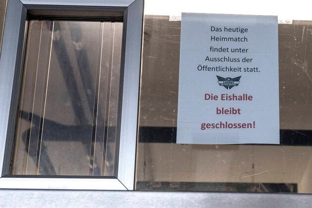 10 03 2020, Keine Sorgen Eisarena, Linz, AUT, EBEL, EHC Liwest Black Wings Linz vs. EC KAC, all games of the quarter final series have been cancelled at short notice due to a government decree, in the picture sign to the game because of Coronavirus the Erste Bank Eishockey League quarterfinal match between EHC Liwest Black Wings Linz and EC KAC is cancelled Keine Sorgen Eisarena in Linz, Austria on 2020 03 10 Linz  EP_rei