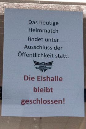 10 03 2020, Keine Sorgen Eisarena, Linz, AUT, EBEL, EHC Liwest Black Wings Linz vs. EC KAC, all games of the quarter final series have been cancelled at short notice due to a government decree, in the picture sign to the game because of Coronavirus the Erste Bank Eishockey League quarterfinal match between EHC Liwest Black Wings Linz and EC KAC is cancelled Keine Sorgen Eisarena in Linz, Austria on 2020 03 10 Linz  EP_rei