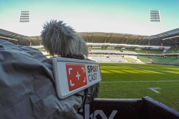 Als Vorsichtsmaßnahme vor der Ausbreitung des Coronavirus werden Fußballspiele ohne Publikum diskutiert, hier im Bild: Eine TV-Kamera im leeren Bremer Weser-Stadion, Symbolfoto, Symbolbild Fussball, Fußball, Stadion, Stadionname, Fernsehen, Sky, Cast, 13.02.2016, Bremen (Deutschland), Fussball, Bundesliga, wohninvestWESERSTADION, Symbolfoto, Symbolbild, SV Werder Bremen *** As a precautionary measure against the spread of the corona virus, football matches are discussed without an audience, here in the picture A TV camera in the empty Weser Stadium in Bremen, Symbol photo, symbolic picture of football, football, stadium, stadium name, television, Sky, Sport Cast, 13 02 2016, Bremen Germany, football, Bundesliga, wohninvestWESERSTADION, symbol photo, symbolic picture, SV Werder Bremen xobx