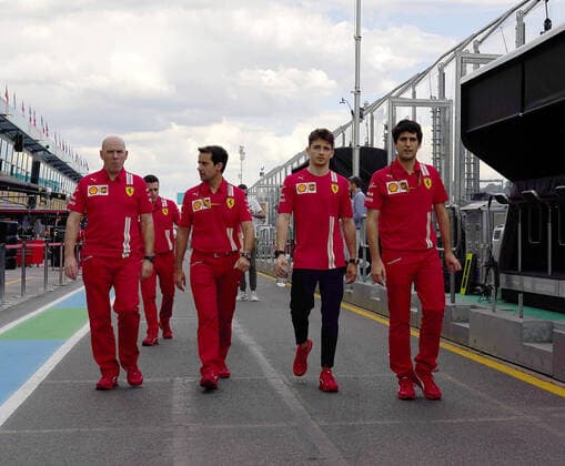 FORMULA 1 ROLEX AUSTRALIAN GRAND PRIX 2020 11 03 2020, Albert Park, Melbourne, FORMULA 1 ROLEX AUSTRALIAN GRAND PRIX 2020 , in the picture Charles Leclerc MCO 16 , Scuderia Ferrari Mission Winnow goes over the track with its engineers nordphotoxBratic nph00250
