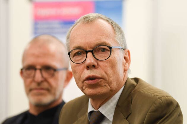 11 03 2020, xmhx, Football Press Conference, Frankfurt Health Department for the EL match in Frankfurt emspor, l City Council Stefan Majer Head of the Health Department of the City of Frankfurt am Main , Prof Dr Dr Rene Gottschalk Head of the Health Department Frankfurt am Main DFL DFB REGULATIONS PROHIBIT ANY USE OF PHOTOGRAPHS as IMAGE SEQUENCES and or QUASI VIDEO Frankfurt am Main