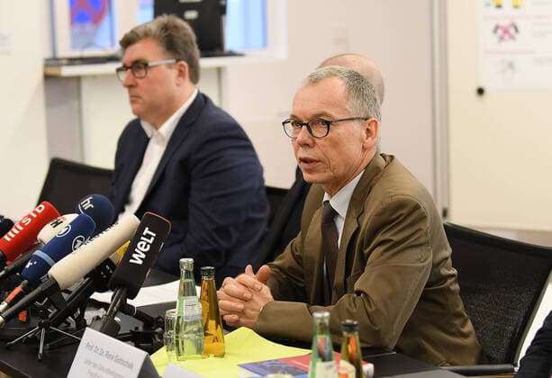 11 03 2020, xmhx, Football Press Conference, Frankfurt Health Office for the EL match in Frankfurt emspor, l Prof Dr Dr Rene Gottschalk Head of the Frankfurt Health Office DFL DFB REGULATIONS PROHIBIT ANY USE OF PHOTOGRAPHS as IMAGE SEQUENCES and or QUASI VIDEO Frankfurt am Main