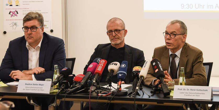 Bilder des Jahres 2020, Sport 03 März Sport Themen der Woche KW11 Sport Bilder des Tages 11.03.2020, xmhx, Fussball Pressekonferenz, Gesundheitsamt Frankfurt - zum EL Spiel in Frankfurt emspor, v.l. Axel Hellmann (Vorstandsmitglied Eintracht Frankfurt AG), Stadtrat Stefan Majer (Gesundheitsdezernent der Stadt Frankfurt am Main), Prof. Dr. Dr. Rene Gottschalk (Leiter des Gesundheitsamts Frankfurt am Main) (DFL DFB REGULATIONS PROHIBIT ANY USE OF PHOTOGRAPHS as IMAGE SEQUENCES and or QUASI-VIDEO) Frankfurt am Main *** 11 03 2020, xmhx, Football Press Conference, Frankfurt Health Department for the EL match in Frankfurt emspor, l Axel Hellmann Member of the Board Eintracht Frankfurt AG , City Councillor Stefan Majer Head of the Health Department of the City of Frankfurt am Main , Prof Dr Rene Gottschalk Head of the Health Department Frankfurt am Main DFL DFB REGULATIONS PROHIBIT ANY USE OF PHOTOGRAPHS as IMAGE SEQUENCES and or QUASI VIDEO Frankfurt am Main