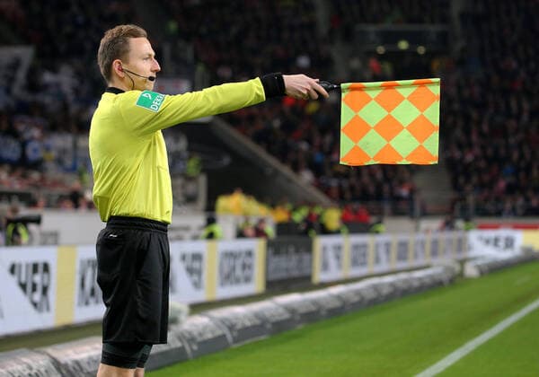 Stuttgart , 2 Bundesliga , VfB Stuttgart vs. DSC Arminia Bielefeld , assistant referee Oliver Lossius DFL REGULATIONS PROHIBIT ANY USE OF PHOTOGRAPHS AS IMAGE SEQUENCES AND OR QUASI VIDEO In accordance with the regulations of the DFL Deutsche Fußball Liga, it is prohibited to use or have used in the stadium and or the game photographs in the form of sequence images and or video-like photo series