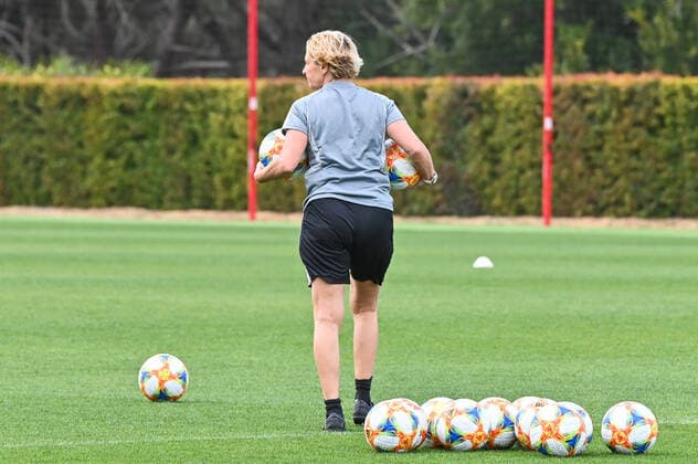The German womens national team at the Algarve Cup final training session after the cancellation of the final against Italy Martina Voss Tecklenburg Head coach Germany with balls Almancil, Portugal, 11 03 2020, 11 03 2020, Almancil, Football, Algarve Cup, Final Training Germany, DFB DFL REGULATIONS PROHIBIT ANY USE OF PHOTOGRAPHS AS IMAGE SEQUENCES AND OR QUASI VIDEO xklx