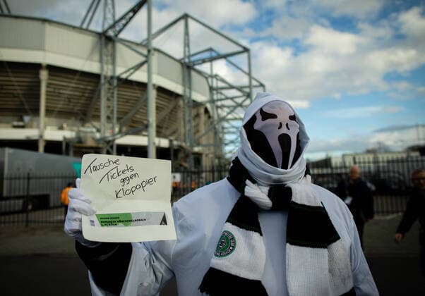 Mönchengladbach, 11.03.2020 Verkleideter Geist der zum Spiel Borussia Mönchengladbach - 1. FC Köln will Geisterspiel *** Mönchengladbach, 11 03 2020 Ghost in disguise who wants to play Borussia Mönchengladbach 1 FC Köln ghost game