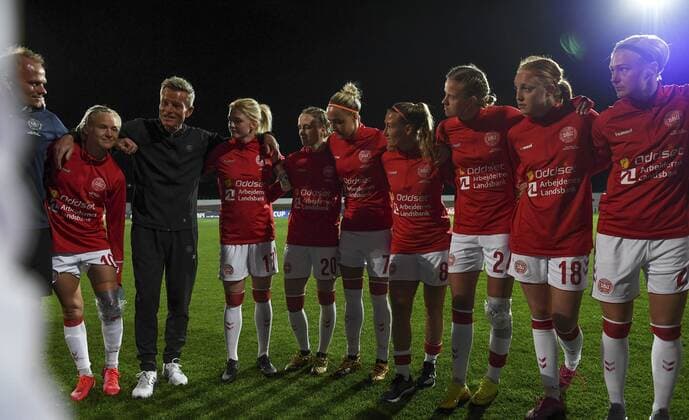 LAGOS, PORTUGAL. MAR 10th: 20200310 Lagos , Portugal : Danish head coach Lars Sondergaard pictured talking to his players after the female football game between the national teams of Belgium called the Red Flames and Denmark on the third and last matchday for the 5th or 6th place of the Algarve Cup 2020 , a prestigious friendly womensoccer tournament in Portugal , on tuesday 10 th March 2020 in Lagos , Portugal . PHOTO SPORTPIX.BE DAVID CATRY David Catry SPP-Sportpix BELGIUM VS DENMARK, SOCCER, ALGARVE CUP, PORTUGAL, MAR 10th 2020 