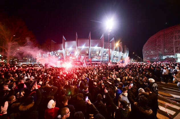 Rassemblement des supporters du PSG autour du Parc des Princesen marge du Match de Ligue des Champions a huis clos du au COVID19 NEWS : PSG vs Dortmund - Ligue des Champions - Paris - 11 03 2020 JBAutissier Panoramic 