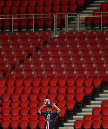 Paris St Germain s Juan Bernat prepares to take a throw in as the match is played behind closed doors while the number of coronavirus cases grow around the world FOOTBALL : Paris St Germain v Borussia Dortmund - Ligue des Champions - Paris - 11 03 2020 Panoramic Panoramic 
