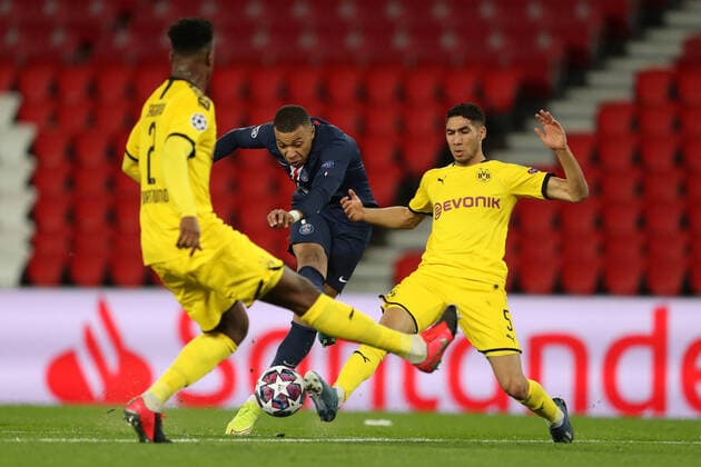 Bilder des Jahres 2020, Sport 03 März Sport Themen der Woche KW11 Sport Bilder des Tages Paris St Germain s Kylian Mbappe in action with Borussia Dortmund s Dan Axel Zagadou and Achraf Hakimi FOOTBALL : Paris St Germain v Borussia Dortmund - Ligue des Champions - Paris - 11 03 2020 Panoramic Panoramic 