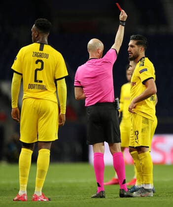 Soccer Football - Champions League - Round of 16 Second Leg - Paris St Germain v Borussia Dortmund - Parc des Princes, Paris, France - March 11, 2020 Borussia Dortmund s Emre Can is shown a red card by referee Anthony Taylor FOOTBALL : Paris St Germain v Borussia Dortmund - Ligue des Champions - Paris - 11 03 2020 Panoramic Panoramic 