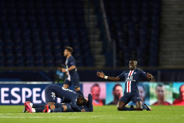 Soccer Football - Champions League - Round of 16 Second Leg - Paris St Germain v Borussia Dortmund - Parc des Princes, Paris, France - March 11, 2020 Paris St Germain s Idrissa Gueye and teammates celebrate after the match FOOTBALL : Paris St Germain v Borussia Dortmund - Ligue des Champions - Paris - 11 03 2020 Panoramic Panoramic 