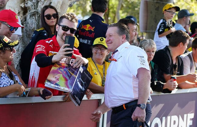 motor racing, Motorsport F1 GRAND PRIX, McLaren Chief Executive Officer Zak Brown meets fans in the crowd as he arrives at the track ahead of the Formula 1 Australian Grand Prix 2020 at the the Albert Park Circuit in Melbourne, Thursday, March 12, 2020. ( NO ARCHIVING, EDITORIAL USE ONLY, NO USE IN BOOKS WITHOUT CONSENT MELBOURNE VIC AUSTRALIA  Copyright: xSCOTTxBARBOURx 20200312001456022385