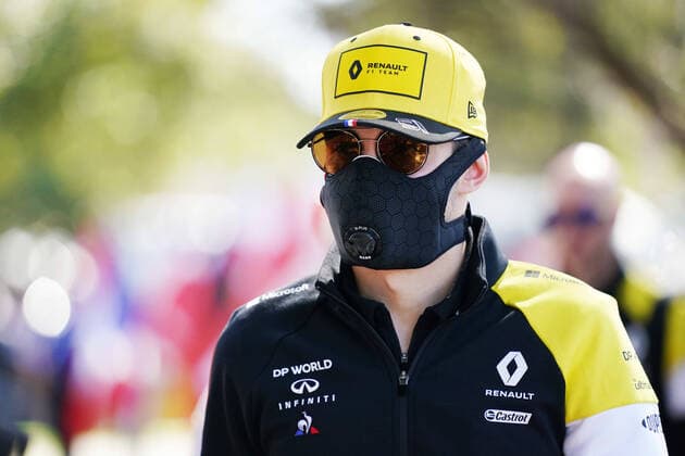 motor racing, Motorsport F1 GRAND PRIX, Esteban Ocon of Renault arrives with a face mask ahead of the Formula 1 Australian Grand Prix 2020 at the the Albert Park Circuit in Melbourne, Thursday, March 12, 2020. ( NO ARCHIVING, EDITORIAL USE ONLY, NO USE IN BOOKS WITHOUT CONSENT MELBOURNE VIC AUSTRALIA  Copyright: xMICHAELxDODGEx 20200312001456025598
