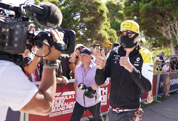 motor racing, Motorsport F1 GRAND PRIX, Esteban Ocon of Renault arrives with a face mask ahead of the Formula 1 Australian Grand Prix 2020 at the the Albert Park Circuit in Melbourne, Thursday, March 12, 2020. ( NO ARCHIVING, EDITORIAL USE ONLY, NO USE IN BOOKS WITHOUT CONSENT MELBOURNE VIC AUSTRALIA  Copyright: xMICHAELxDODGEx 20200312001456027300