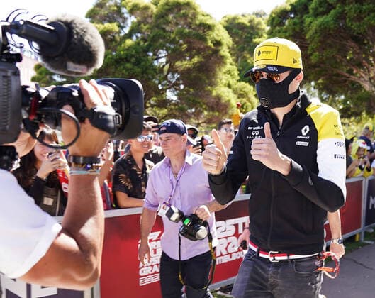 motor racing, Motorsport F1 GRAND PRIX, Esteban Ocon of Renault arrives with a face mask ahead of the Formula 1 Australian Grand Prix 2020 at the the Albert Park Circuit in Melbourne, Thursday, March 12, 2020. ( NO ARCHIVING, EDITORIAL USE ONLY, NO USE IN BOOKS WITHOUT CONSENT MELBOURNE VIC AUSTRALIA  Copyright: xMICHAELxDODGEx 20200312001456027316