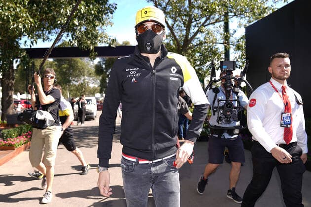 motor racing, Motorsport F1 GRAND PRIX, Esteban Ocon of Renault arrives with a face mask ahead of the Formula 1 Australian Grand Prix 2020 at the the Albert Park Circuit in Melbourne, Thursday, March 12, 2020. ( NO ARCHIVING, EDITORIAL USE ONLY, NO USE IN BOOKS WITHOUT CONSENT MELBOURNE VIC AUSTRALIA  Copyright: xMICHAELxDODGEx 20200312001456027844