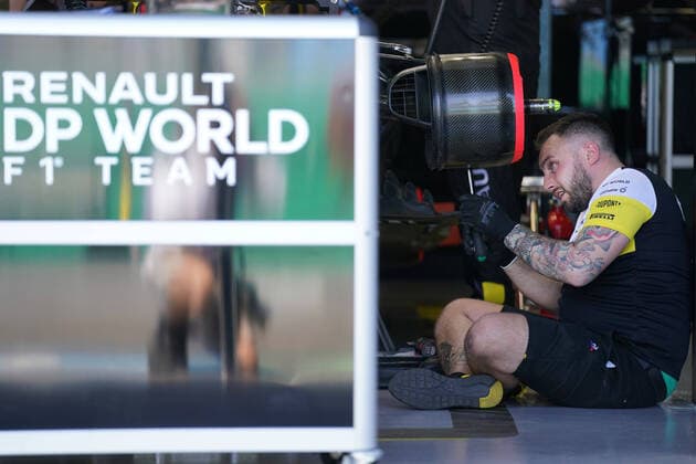 Sport Bilder des Tages motor racing, Motorsport F1 GRAND PRIX, The Renault team work ahead of the Formula 1 Australian Grand Prix 2020 at the the Albert Park Circuit in Melbourne, Thursday, March 12, 2020. ( NO ARCHIVING, EDITORIAL USE ONLY, NO USE IN BOOKS WITHOUT CONSENT MELBOURNE VIC AUSTRALIA  Copyright: xMICHAELxDODGEx 20200312001456033624