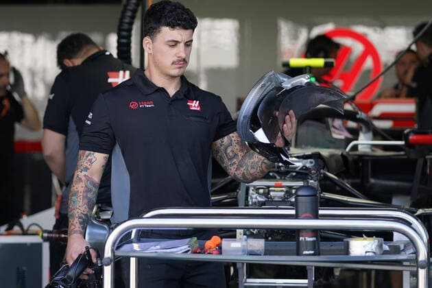 motor racing, Motorsport F1 GRAND PRIX, A member of the Haas team works ahead of the Formula 1 Australian Grand Prix 2020 at the the Albert Park Circuit in Melbourne, Thursday, March 12, 2020. ( NO ARCHIVING, EDITORIAL USE ONLY, NO USE IN BOOKS WITHOUT CONSENT MELBOURNE VIC AUSTRALIA  Copyright: xMICHAELxDODGEx 20200312001456033696